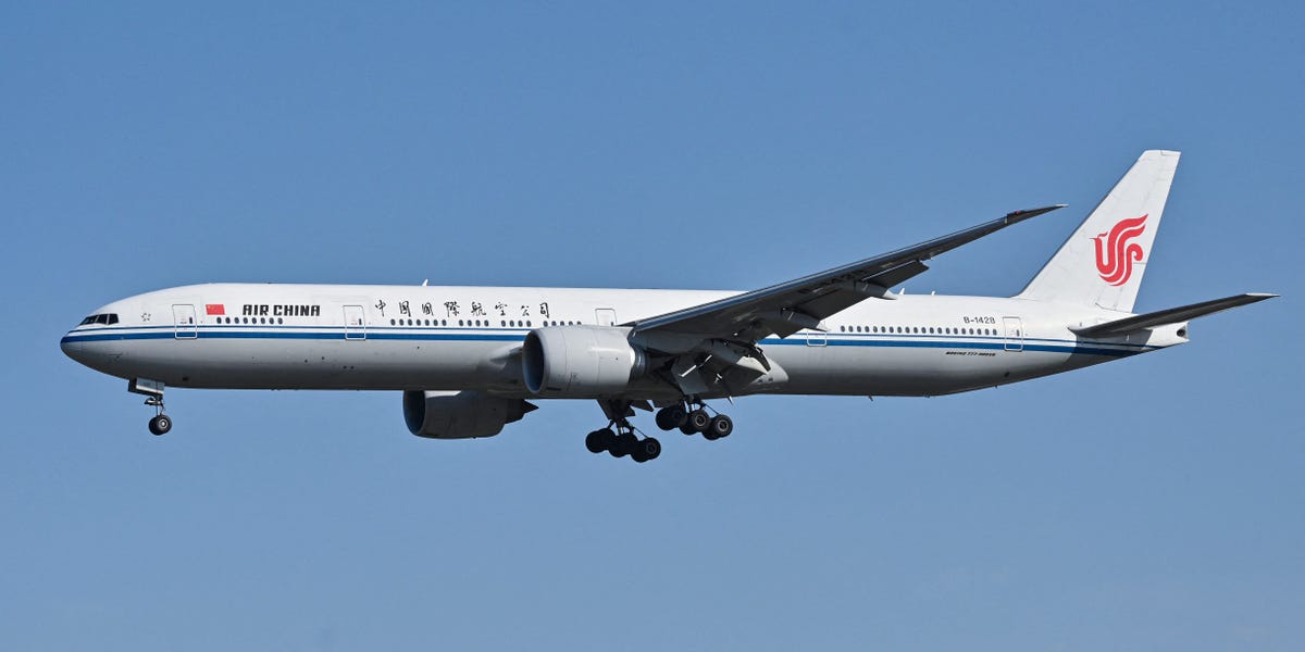 Les passagers de l'Air China quittant Londres ont été confrontés à un délai de 13 heures après que les problèmes de moteur ont forcé une escale imprévue en Sibérie