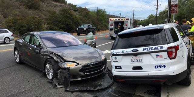 Les régulateurs fédéraux ont sondé Tesla à ne pas signaler correctement les accidents impliquant le pilote automatique et l&rsquo;auto-conduite complète