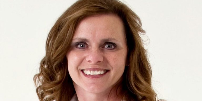 Maman achète un fils d&rsquo;université au lieu de payer pour le logement étudiant