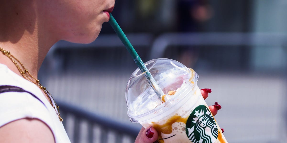 Starbucks a un nouveau plan pour les augmentations: une hausse de salaire plate de 2% pour le personnel salarié