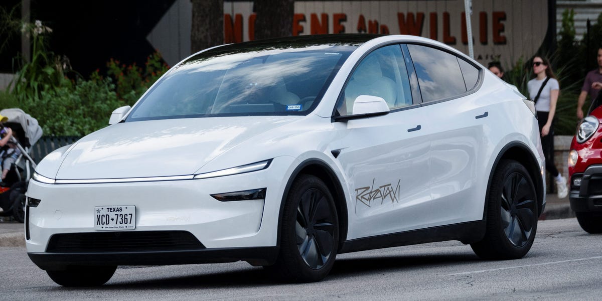 Tesla, Musk poursuivie par les actionnaires alléguant que Robotaxi enfreint les lois de la circulation