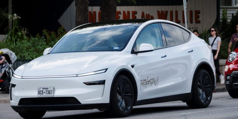 Tesla est prêt à payer jusqu&rsquo;à 33,66 $ l&rsquo;heure pour les opérateurs de test de robotaxi à New York. Voici ce que le travail implique.