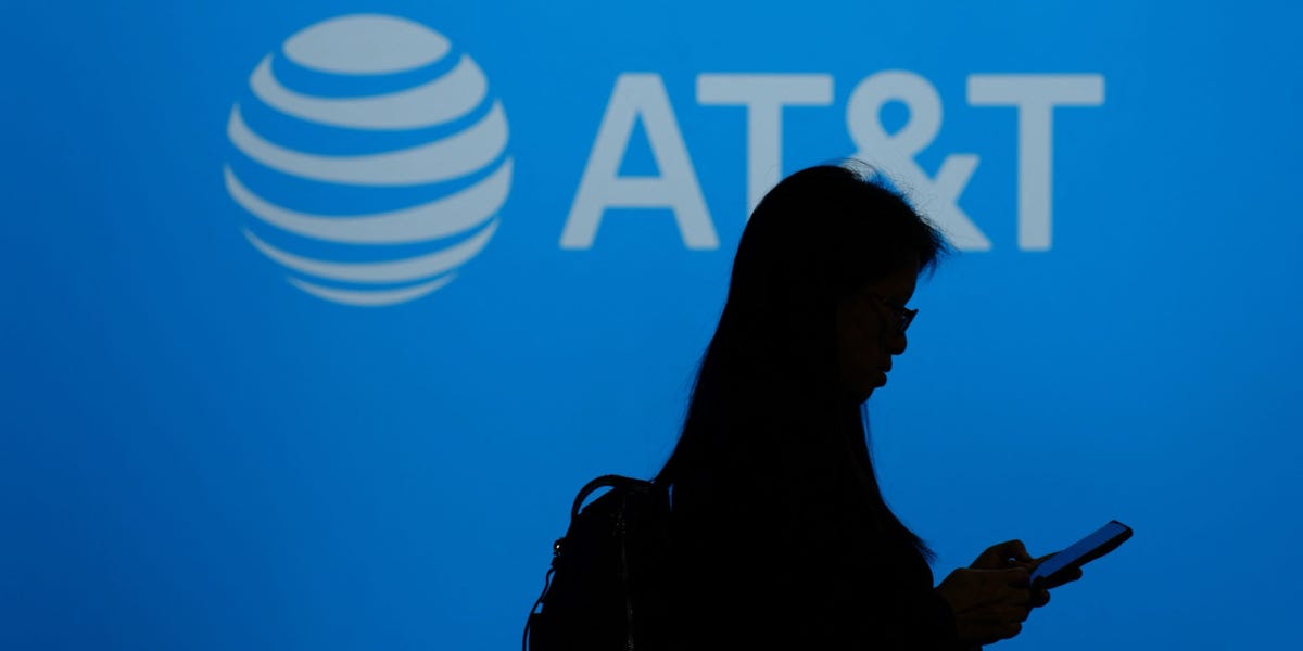 AT&T a suivi la fréquentation des employés pour trouver des «freeloaders». Maintenant, il admet que le système conduit les travailleurs au «bord de la frustration».
