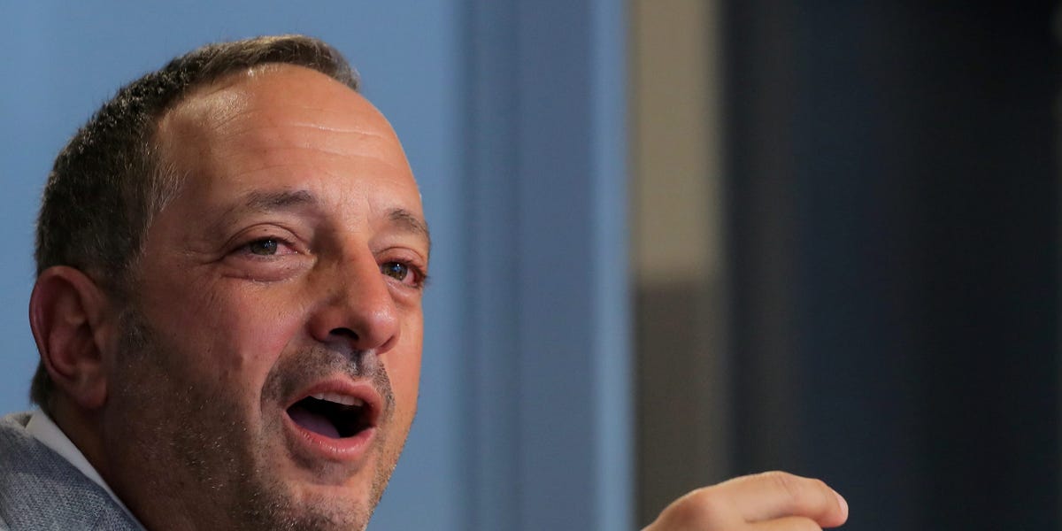 Andrew à gauche a appelé le haut de Palantir. Désormais, le célèbre vendeur court est optimiste sur une entreprise en hausse de l'IA.