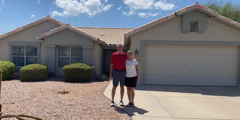 Boomer Couple gagne 3 300 $ en sécurité sociale, vendu à la maison