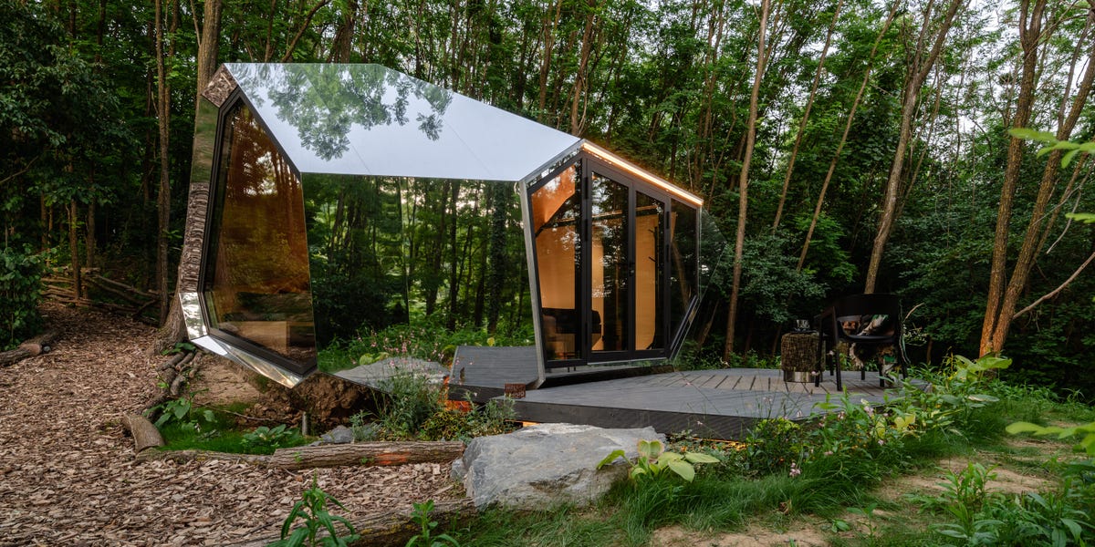 Cette petite maison ressemble à un vaisseau spatial et a un sauna