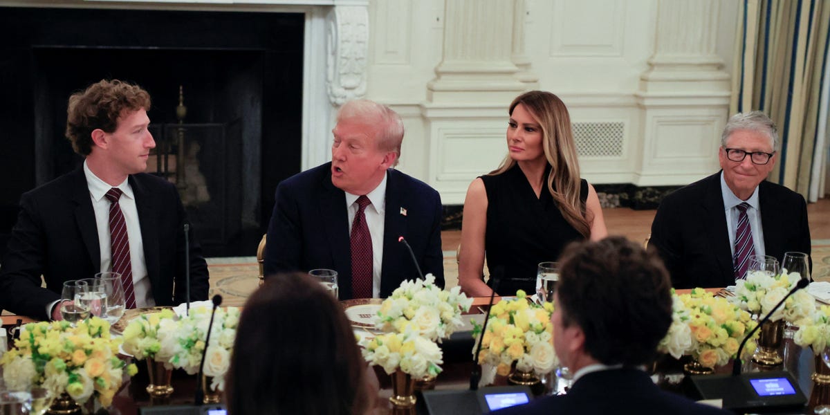 Donald Trump a convoqué les grands PDG de Tech lors d'un dîner de la Maison Blanche. Nous avons décidé de zoomer sur le tableau des sièges.