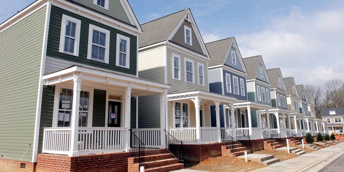 Il y a une surabondance inquiétante de nouvelles maisons languissant sur le marché