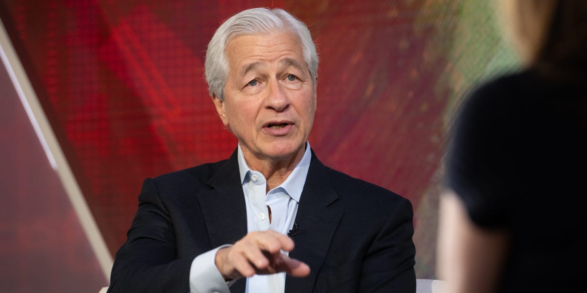 Le PDG de JPMorgan repousse le nouveau coût de visa de Trump pour les travailleurs étrangers
