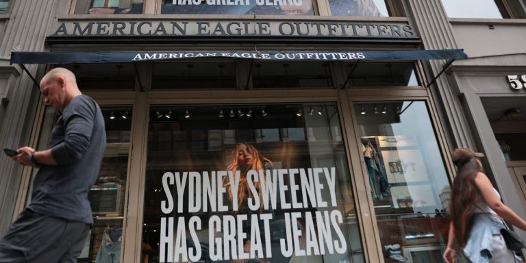 Les actions d&rsquo;American Eagle montent en flèche alors que Sydney Sweeney et Travis Kelce&rsquo;s Star Power Jolts Sales