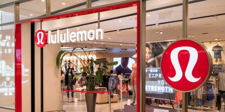 Lululemon ressent la pression, et son PDG dit que la marque est devenue prévisible