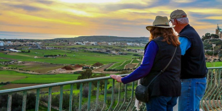 Nous avons déménagé de nous à Malte dans nos années 70; La vie est meilleure, tout comme la retraite