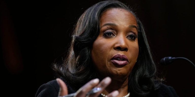 Qui est Lisa Cook? Le responsable de la Réserve fédérale Trump essaie de tirer