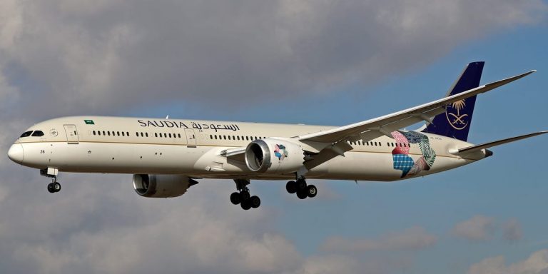 Un avion saoudien a été retardé de près de 4 heures après qu&rsquo;un passager aurait attaqué un agent de bord et essayé d&rsquo;ouvrir une porte de cabine
