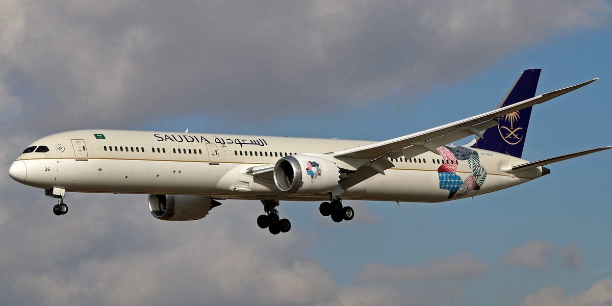Un avion saoudien a été retardé de près de 4 heures après qu'un passager aurait attaqué un agent de bord et essayé d'ouvrir une porte de cabine
