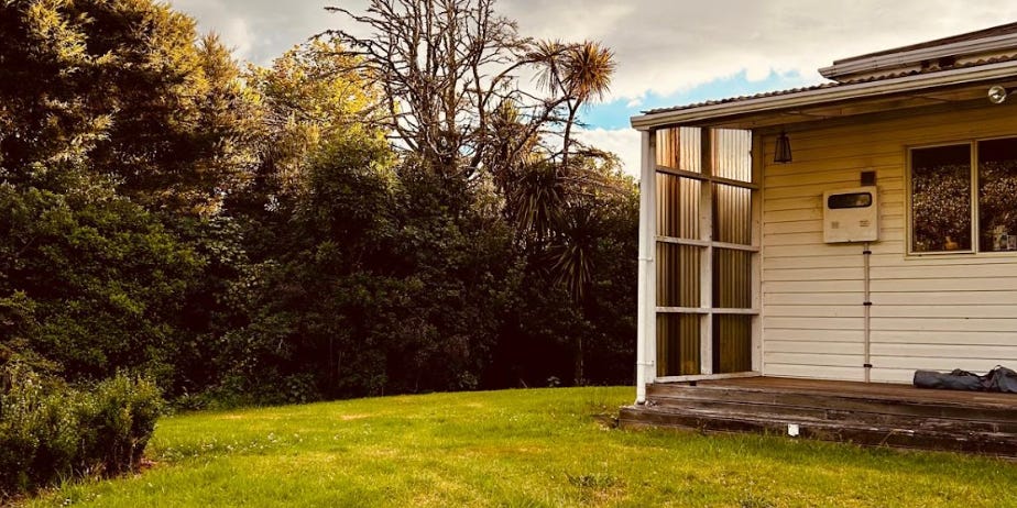 Déplacé de la plus grande ville du pays vers une petite ville ; Étonnamment génial