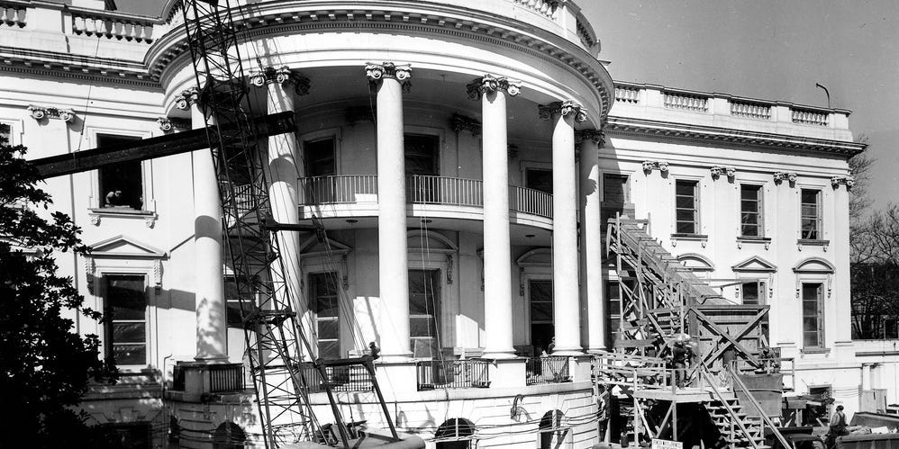 Des photos vintage de la rénovation de la Maison Blanche montrent la dernière mise à niveau majeure dans les années 1950