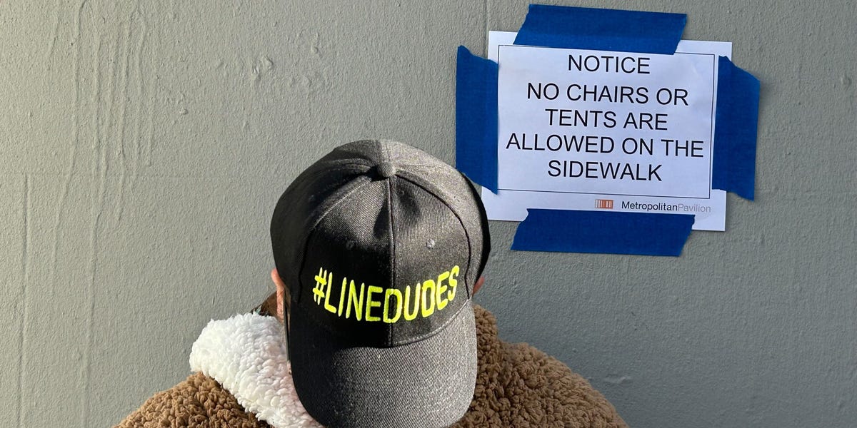 J'ai vérifié la vente d'échantillons de Row - et j'ai rencontré des gardiens de ligne payés pour attendre