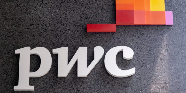 La croissance de PwC s&rsquo;arrête alors qu&rsquo;elle réduit ses effectifs et se retrouve à la traîne de ses quatre grands rivaux