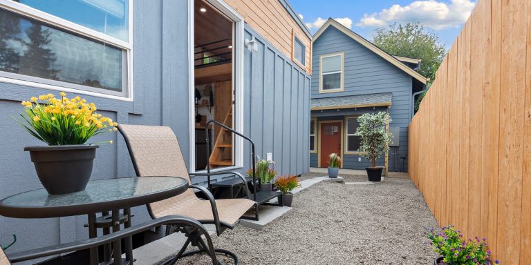 Un propriétaire du millénaire loue 3 petites maisons et gagne 4 550 $ de loyer