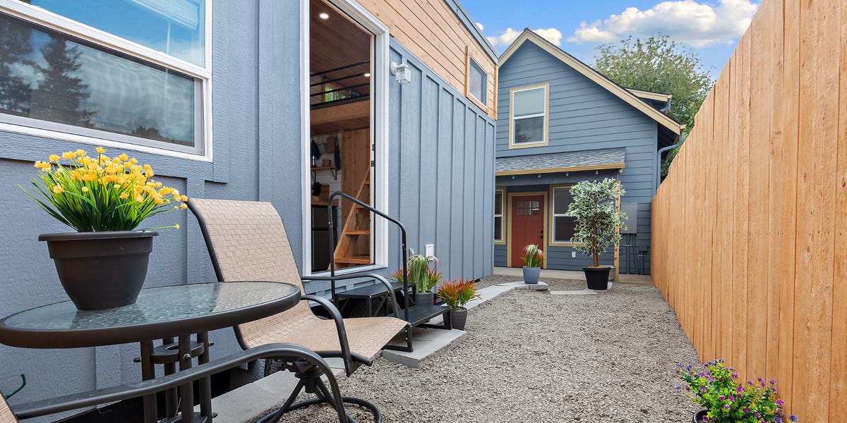 Un propriétaire du millénaire loue 3 petites maisons et gagne 4 550 $ de loyer