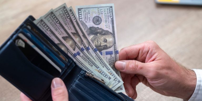 Une ville du Colorado a donné à ses résidents 500 $ par mois. les résultats ont été mitigés.