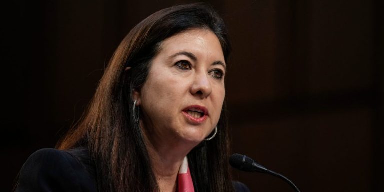 Les transactions boursières de l&rsquo;ex-gouverneure de la Fed Adriana Kugler déclenchent une saisine éthique