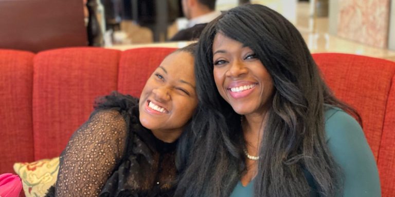 Maman a quitté la Floride pour l&rsquo;Europe avec sa fille autiste pour une vie meilleure