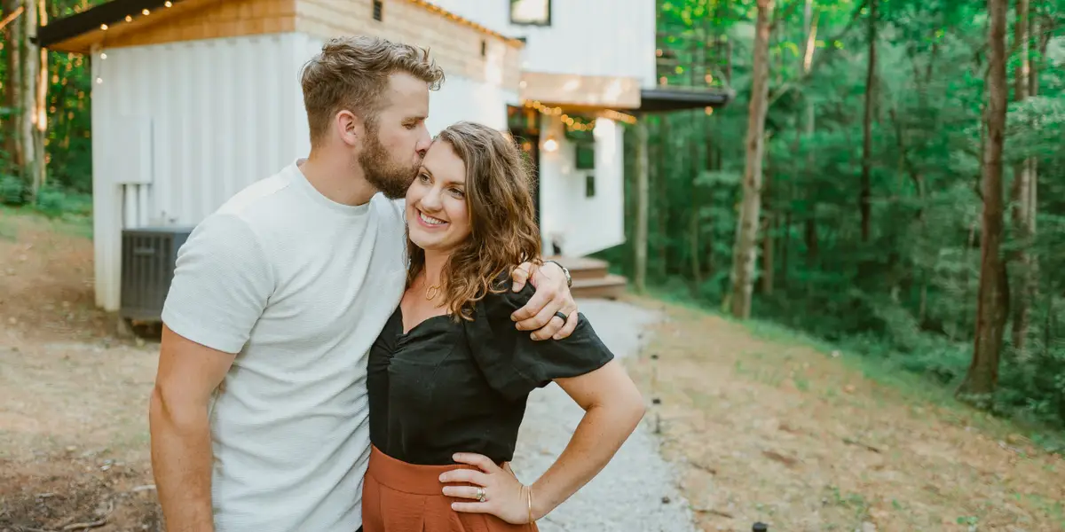 Comment un couple a gagné 1 million de dollars en construisant des maisons de vacances en conteneurs maritimes