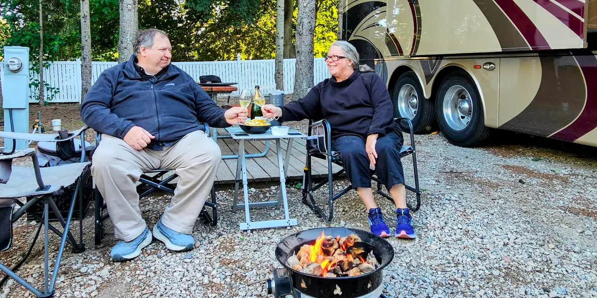 Un couple de la génération X a vendu sa maison de 370 000 $ pour un camping-car et des travaux sur la route