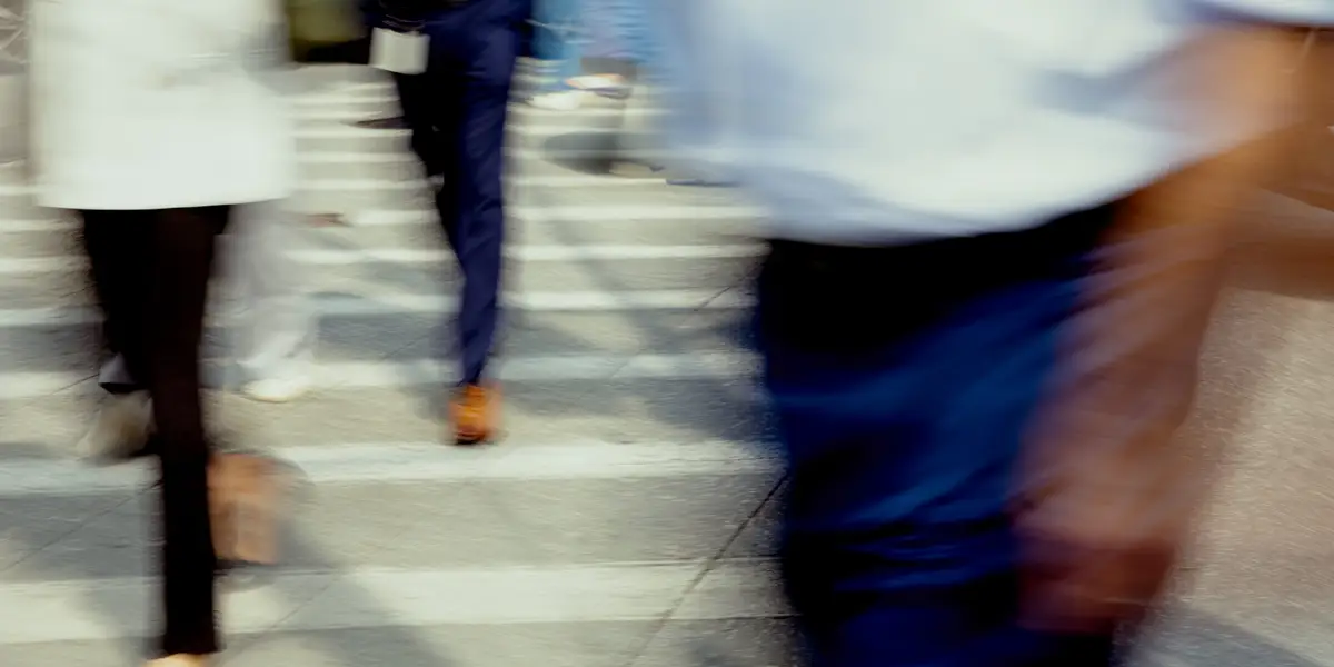 L'essai sur les heures d'ouverture des banquiers juniors est terminé. les nuits blanches ne le sont pas.