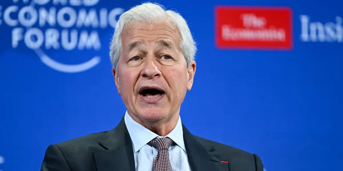 Jamie Dimon met en garde contre les prêts risqués alors que la concurrence s'intensifie