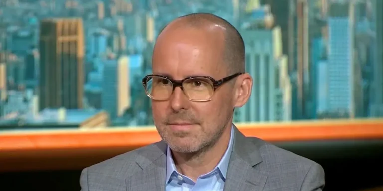 Le chef du fonds « Black Swan » prédit que les actions exploseront avant de s&rsquo;effondrer