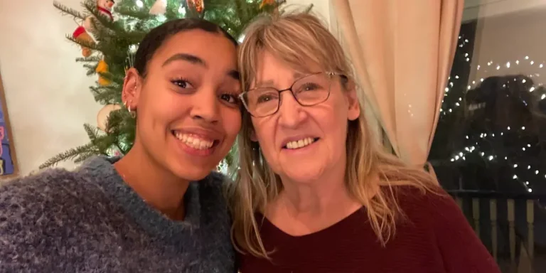 Pour économiser de l&rsquo;argent, nous avons emménagé chez mes grands-parents après nous être mariés