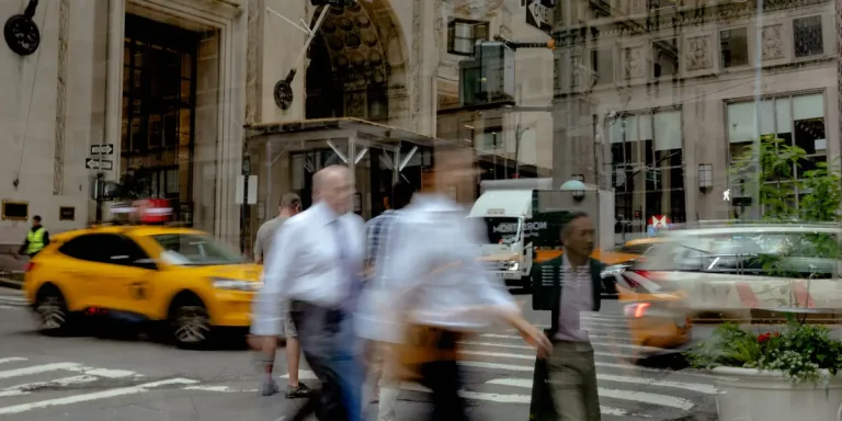 Une banque d&rsquo;investissement règle une affaire qui a mis en procès la semaine de travail de 100 heures