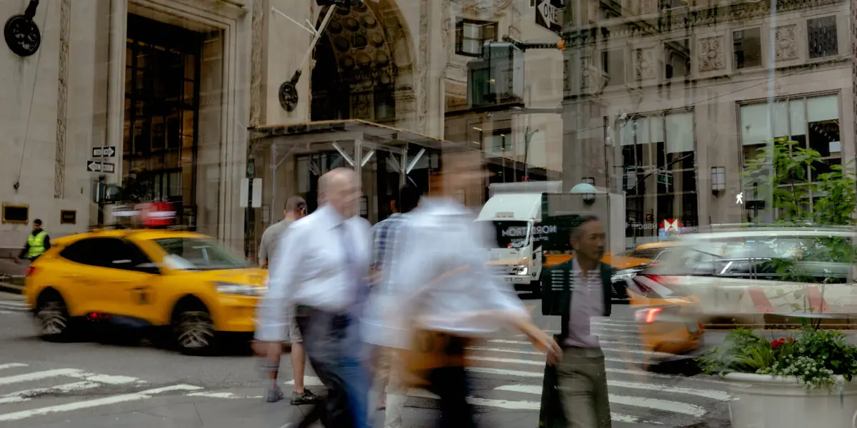 Une banque d'investissement règle une affaire qui a mis en procès la semaine de travail de 100 heures