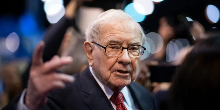 Warren Buffett a vendu des actions et accumulé des liquidités au cours des dernières semaines en tant que PDG de Berkshire