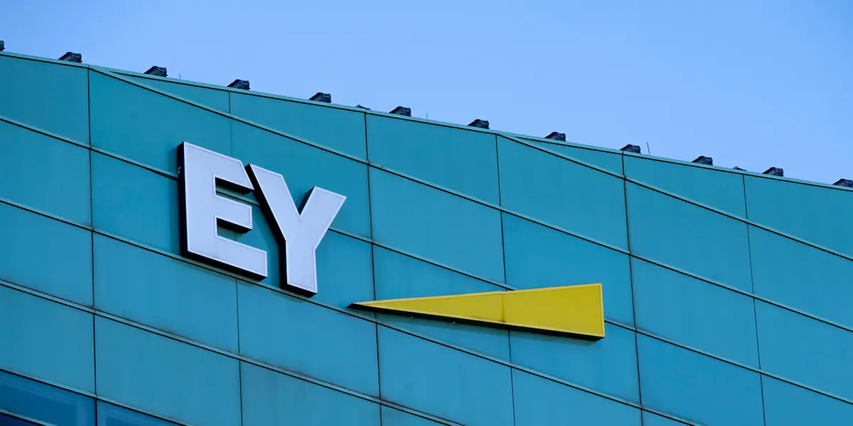 Le manque d'expérience est le grand avantage du personnel junior à l'ère de l'IA, selon les dirigeants d'EY