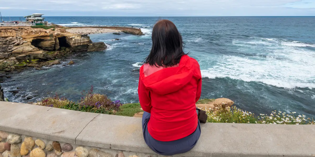 J'ai déménagé en Californie pour le travail de mon mari ; Nous avons rompu mais je suis resté