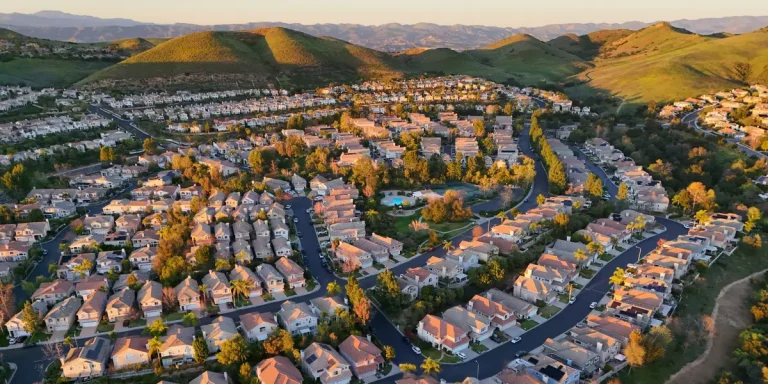 La campagne de Trump pour des logements abordables est mise à mal par la guerre en Iran