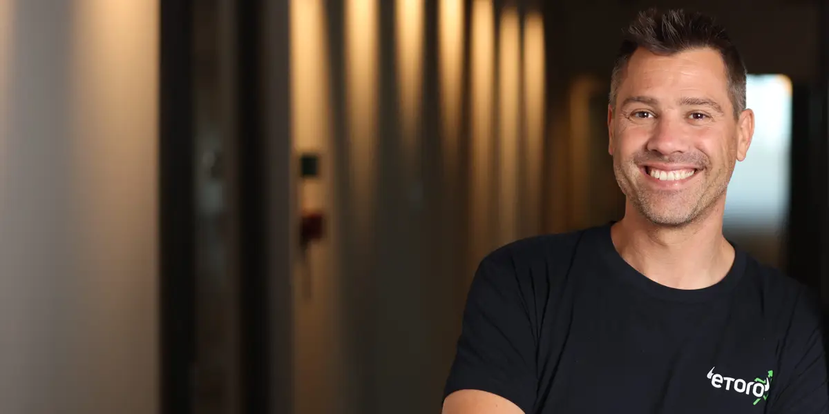 Le PDG d'EToro qui a dîné avec Buffett déclare que l'IA change la donne pour les investisseurs