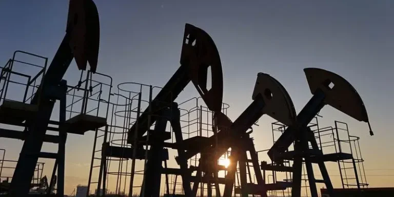 Le pic du pétrole au-delà de 100 $ incite Wall Street à se préparer à la suite