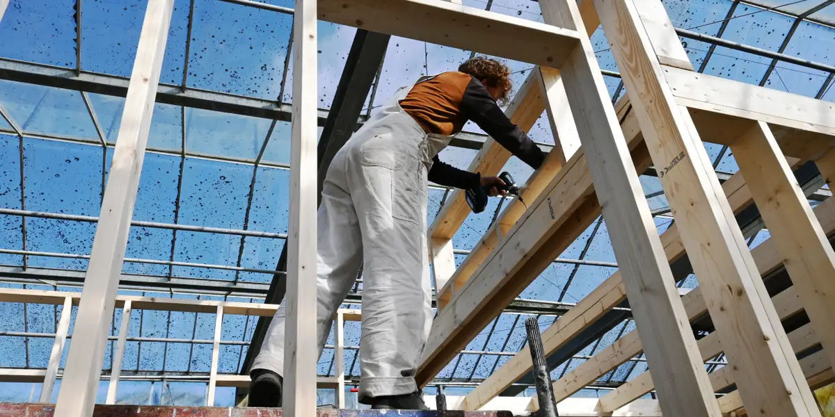 Nous avons construit une petite maison à l'aide de ChatGPT : dans quels domaines l'IA était la meilleure et la pire