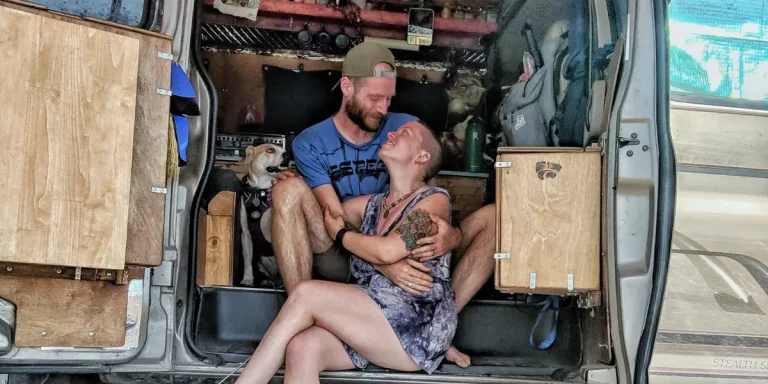 Comment une grossesse inattendue a transformé ma vie en van et mon parcours dans une petite maison