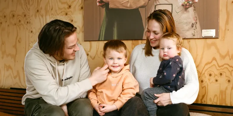 Couple élevant des tout-petits dans une petite maison : semaines de travail de 3 jours, grosses économies