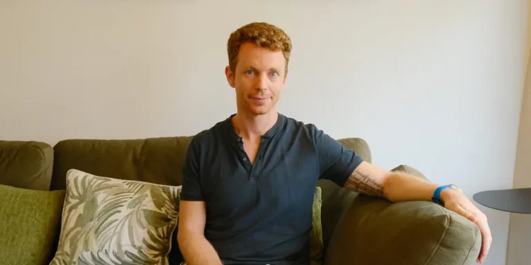 Il a quitté SF pour Singapour et est prêt à renoncer à son passeport américain