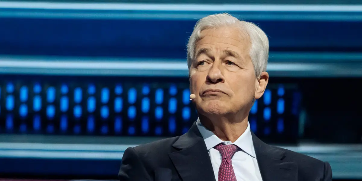 Jamie Dimon prédit que l'IA réduira la semaine de travail à 3,5 jours et guérira le cancer