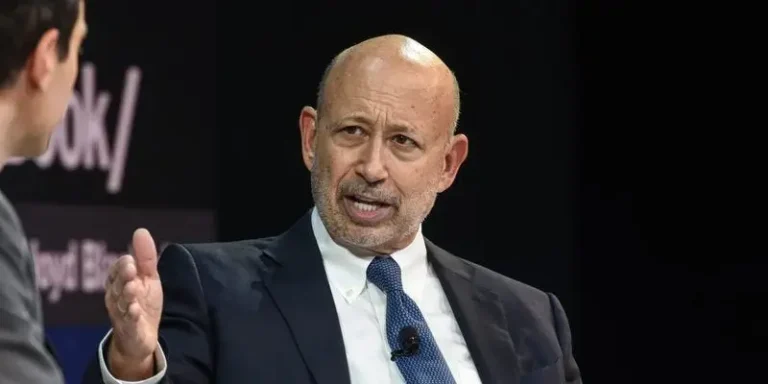 Lloyd Blankfein explique comment les jeunes travailleurs devraient dépenser les premiers 5 000 $ d&rsquo;économies