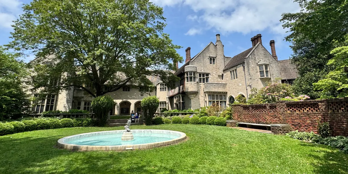 Photos de Coe Hall, un manoir de 65 chambres autrefois assuré par un magnat du Titanic