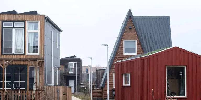 Pourquoi les femmes âgées divorcées se tournent vers les petits villages d&rsquo;habitation